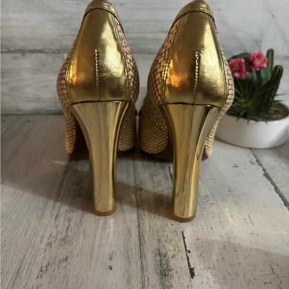Tory Burch Careen Runway Loafer
Pump, Natural/Gold raffia weave pattern Size 7.5 - Picture 6 of 8